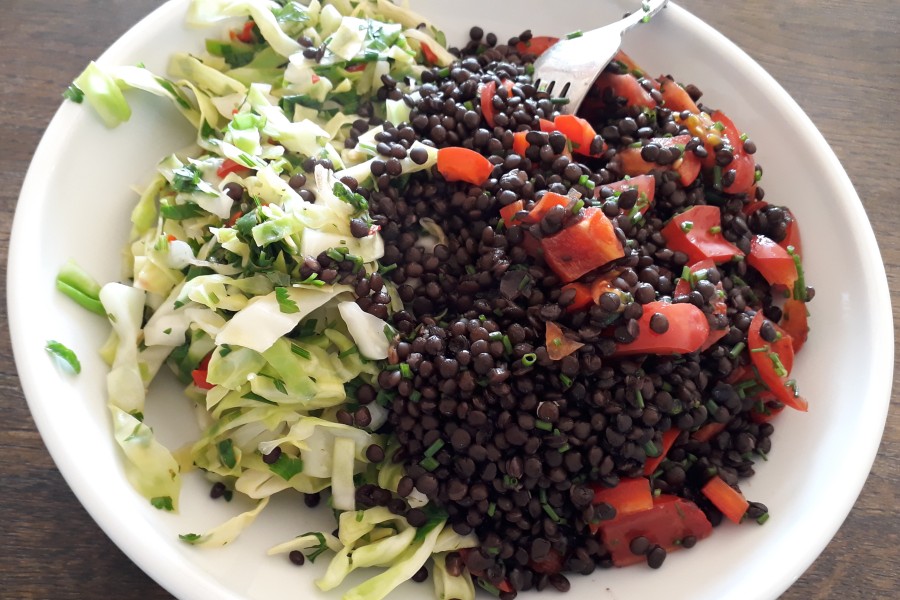 Lun linsesalat og lyndampet spidskål med citron og chili